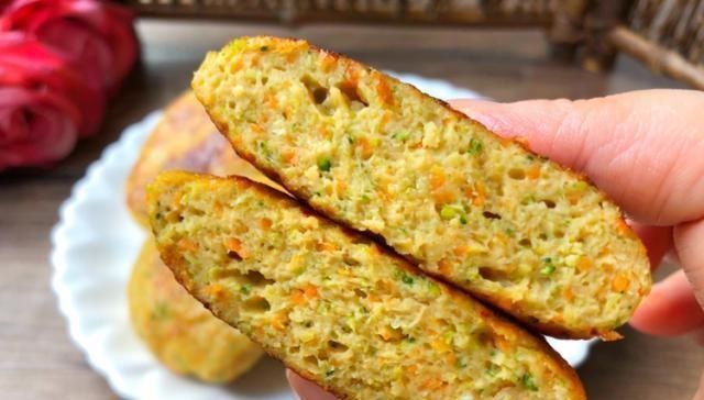 胡萝卜|早餐,我经常给家人做这款小饼,低脂营养又美味,家人超喜欢