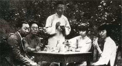  岁时|初恋嫌弃她的家世另娶，她坚持不嫁人等了52年，78岁时终嫁给初恋