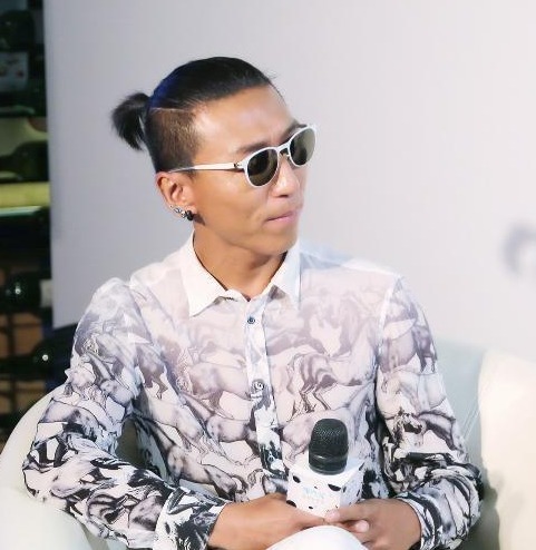 父亲|“一指禅女王”陨落记