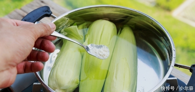 下锅|做水煮玉米,不要直接下锅!多加这一步,玉米鲜嫩多汁更香甜