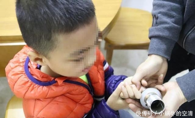  墙上|小学生发现墙上有小洞，好奇心作祟一阵猛抠，结果消防员来了