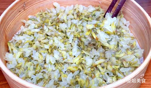  槐花|蒸槐花时，只用面粉就错了，多加这2样，槐花出锅不粘也不坨