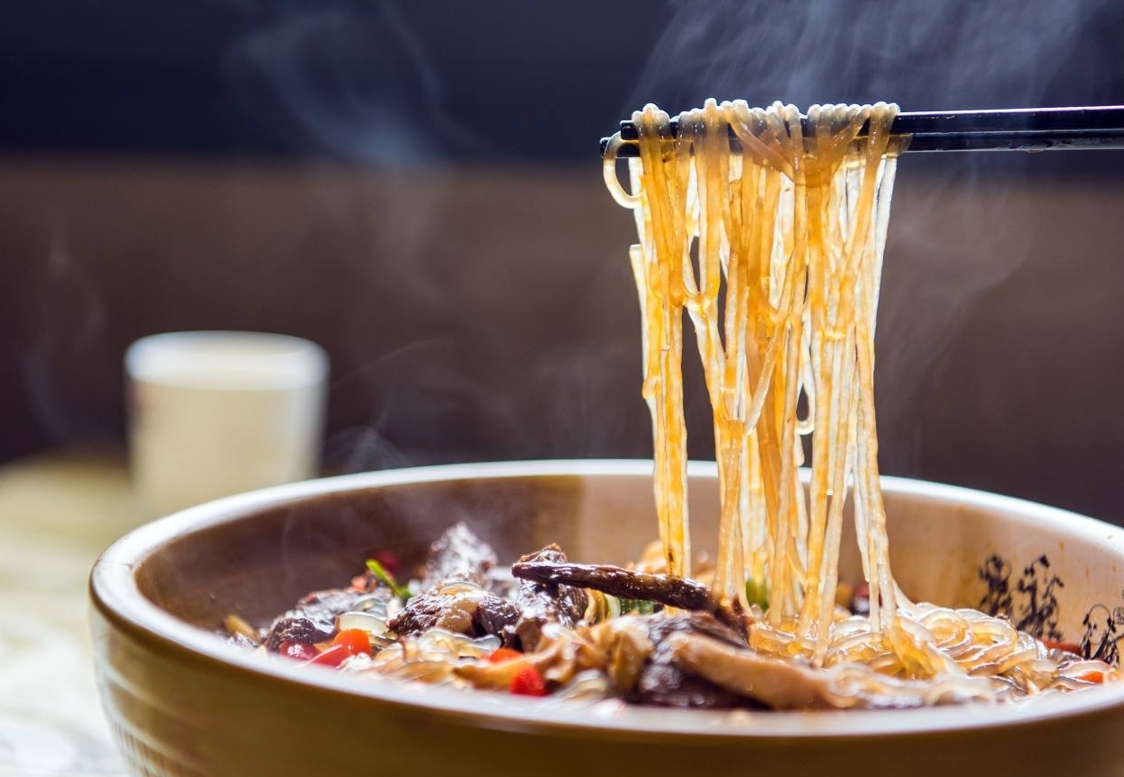 粉条|猪肉炖粉条时,直接加水炖就错了,提前加一步,猪肉粉条更入味