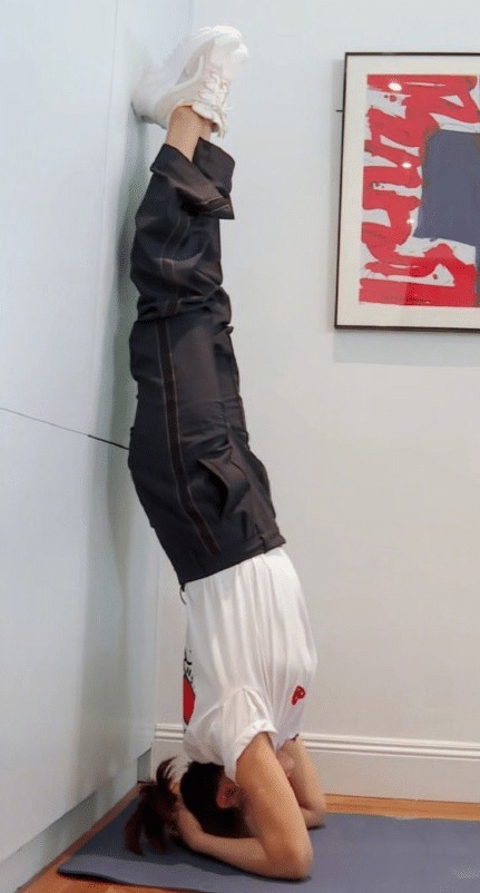 刘涛|刘涛直播间表演倒立,完美S型曲线惊艳众人,网友期待泳衣直播