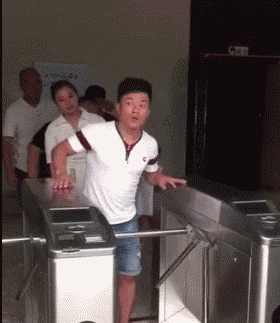 搞笑|搞笑GIF:伴娘在哪里找的真能闹