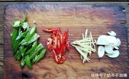  十三香粉|「双椒鸡丁拌面」的做法+配方，鲜美嫩滑的双椒鸡丁，香辣过瘾