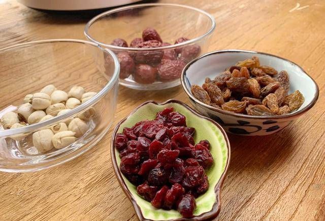 葡萄干|糯米别再包粽子了，试试做糯米凉糕，软糯香甜，我家一周吃三次