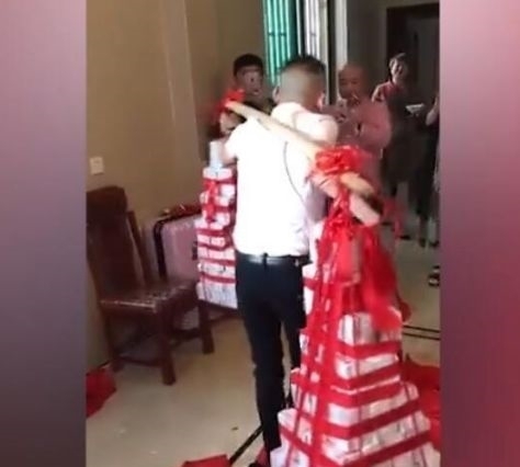 贫穷|土豪丈母娘让新郎挑一担钱当嫁妆，果然是贫穷限制了我的想象力