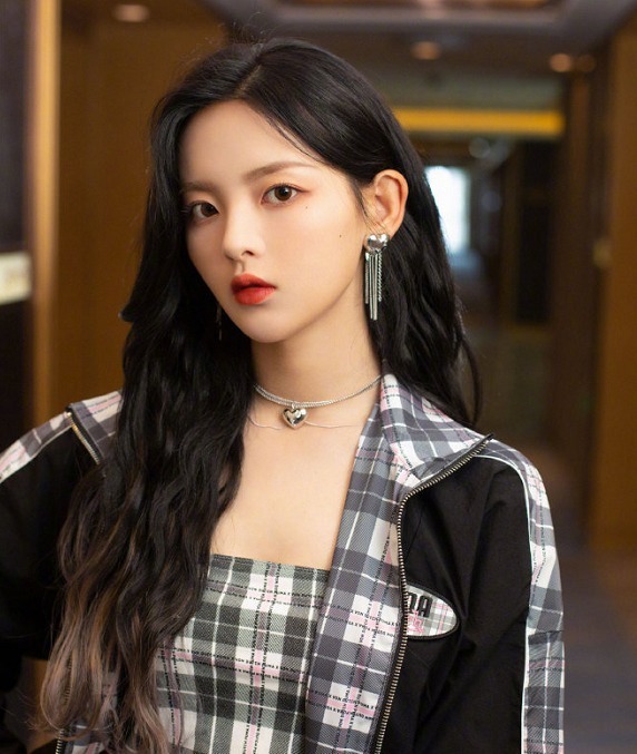 资源|火箭少女101解散2个月,杨超越3个代言,她零商务资源