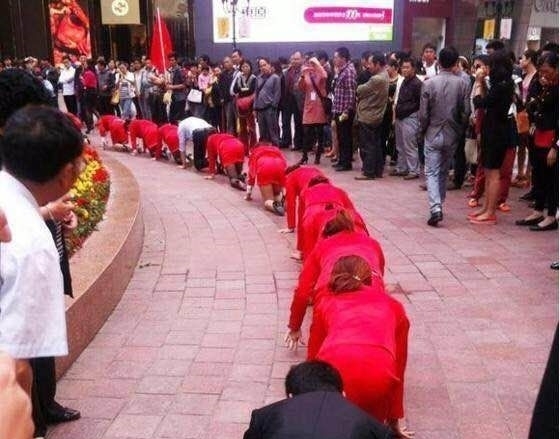 送外卖|外卖小哥看到路边围满了人，凑过去看热闹，竟是一群女子跪在地上