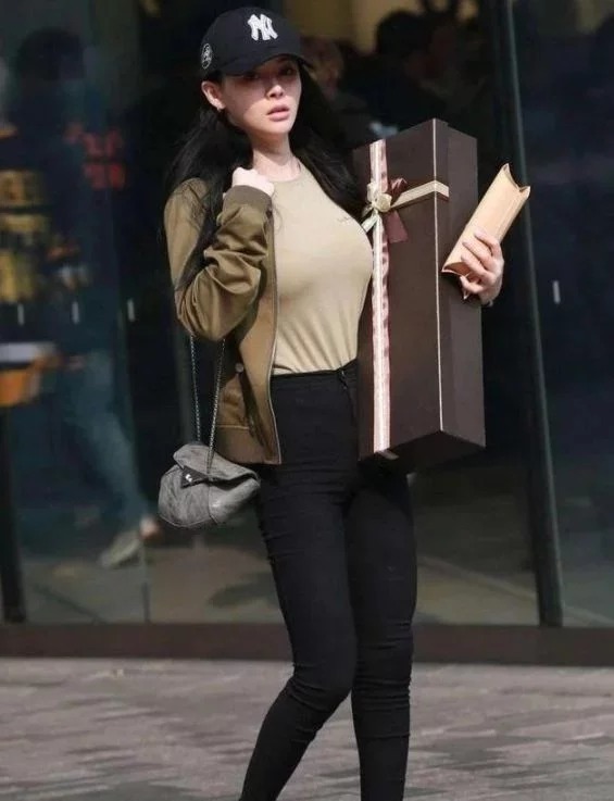 飘逸|街拍:长发飘飘的小姐姐,穿一袭吊带连衣裙,十分飘逸