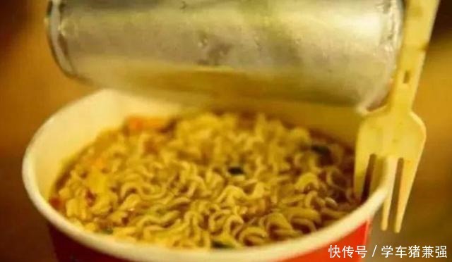 为啥|为啥桶装方便面比袋装的贵3块得知贵哪里之后,我宁愿买桶的!
