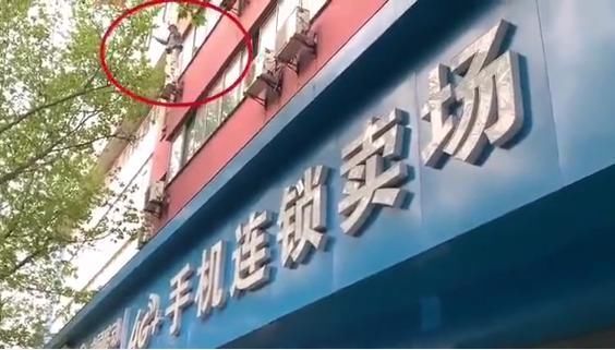 当场|纵身一跃，女子跳楼当场昏迷不醒，前男友闹矛盾了，她还割过腕