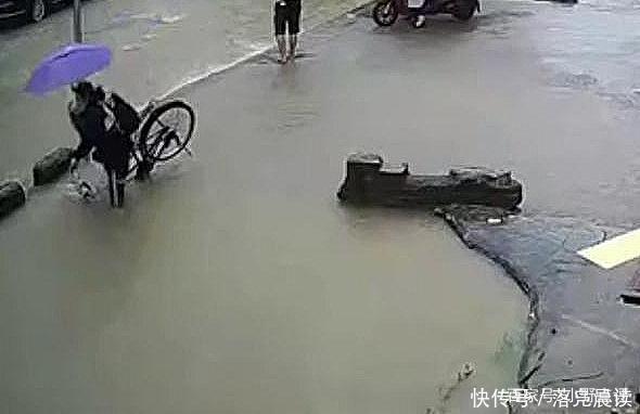  带车|马路深陷落成一大水塘骑行女子连人带车没入水中