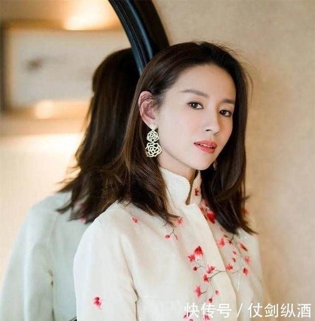 造型|被董洁美到了,中国风造型如画中人,大长腿让人羡慕