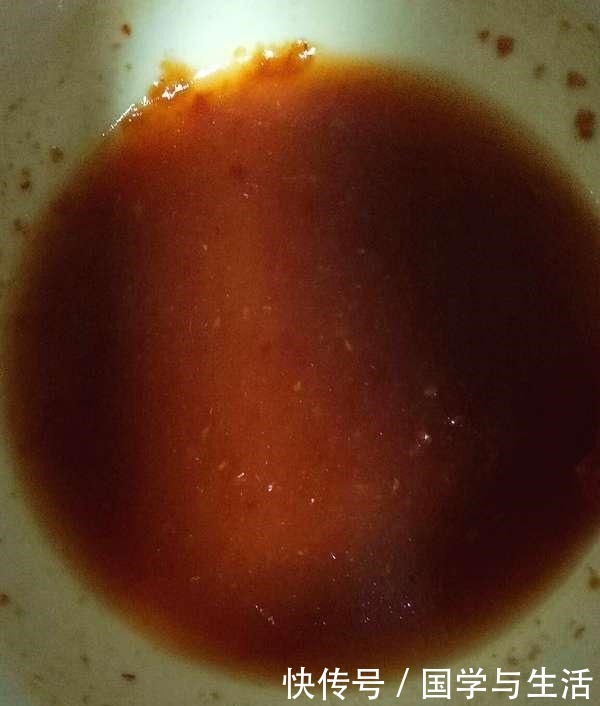 小吃|大妈在校门口卖的小吃,1个6元,每次排长队才买到,便宜又好吃