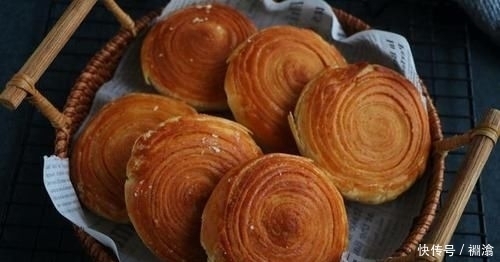 做法|面粉特别的创意做法,加2个紫薯,比包子馒头都好吃,酥得直掉渣