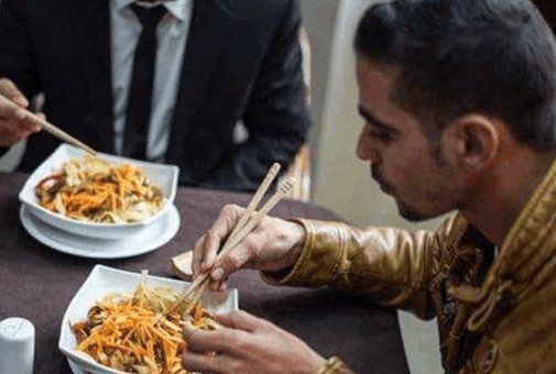 新型|为了吃中餐,外国人发明“新型筷叉”,把中国网友乐坏了