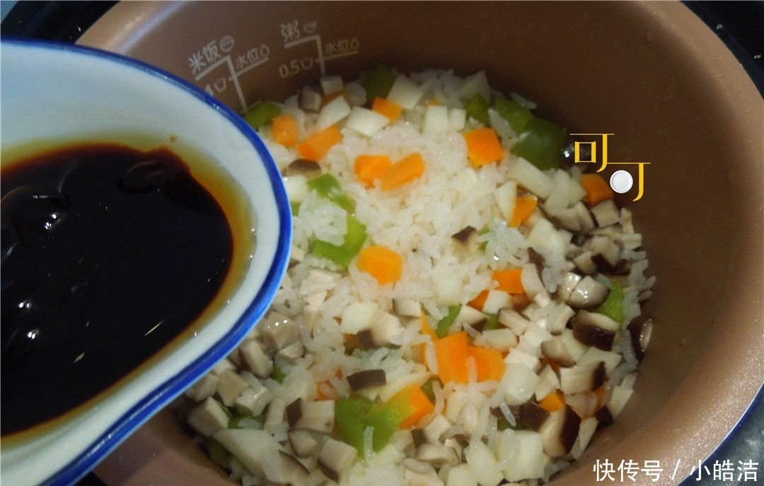  食材|最适合夏天吃的焖饭，不用开火，五种食材一起焖，每人两碗不够吃