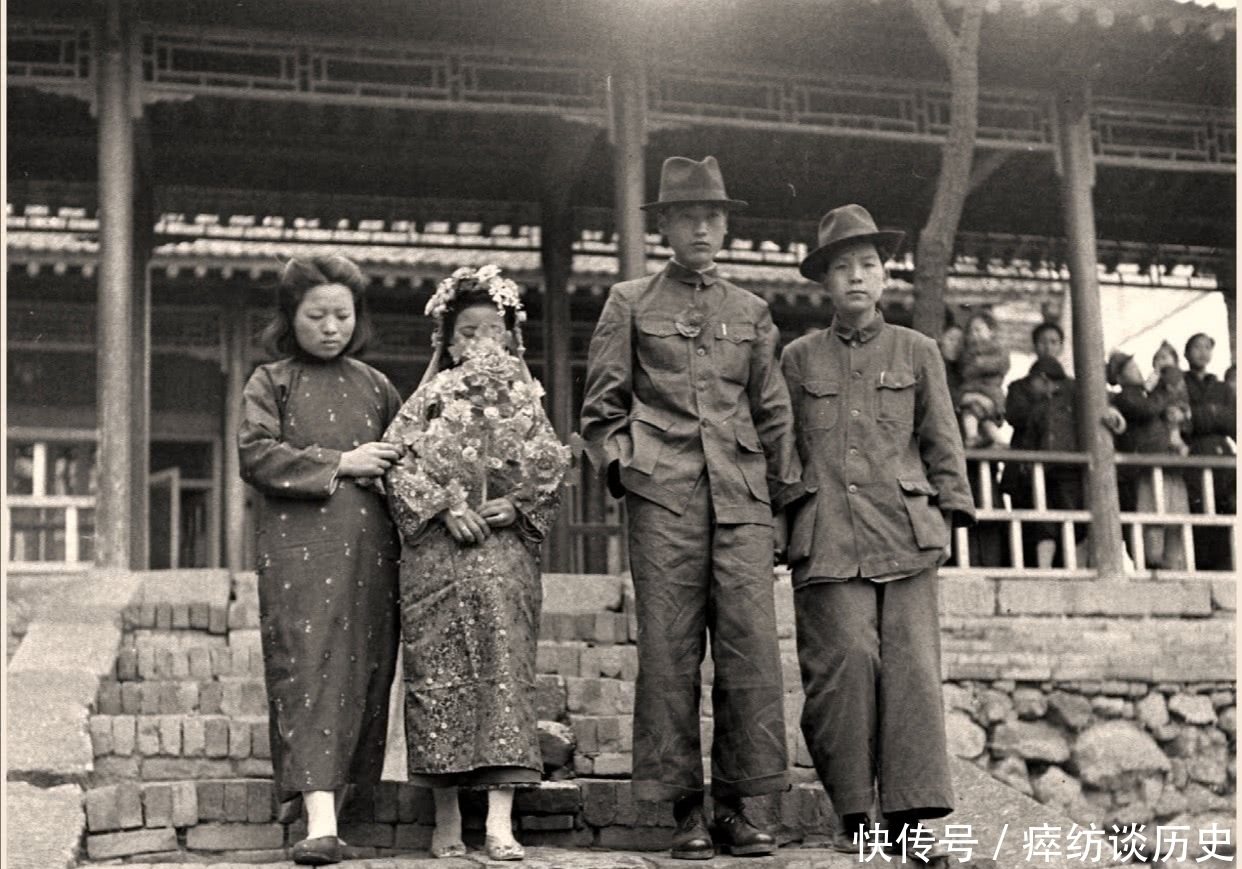 世纪|20世纪40年代的一组老照片,夫妻婚宴办的很简单,脸上也没有笑容