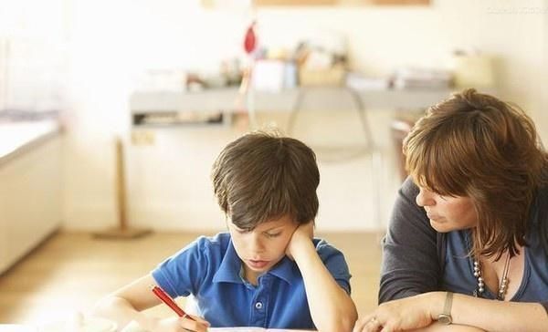 孩子|熊孩子公交车上玩闹，遭同车男子暴打你以为的爱其实是害了孩子