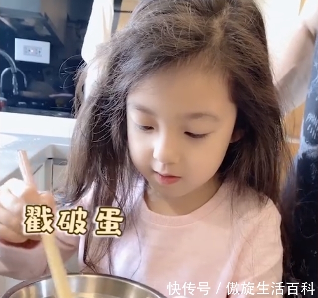 有人|当刘畊宏为三个孩子做炒蛋时,有人问他为什么小泡芙有更多的菜