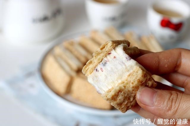 蔓越莓|它比牛轧糖好吃,比雪花酥简单,平底锅10分钟做一堆,百吃不厌