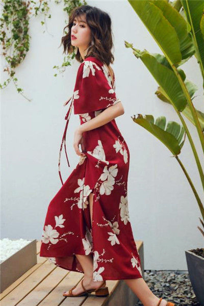  小姐姐|街拍：小姐姐绿色的燕尾连衣裙，时尚清新有活力,笑容甜美可爱