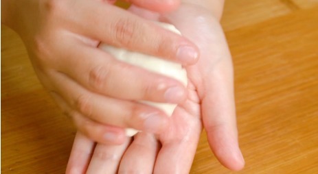 面团|烙饼想要柔软多层?大多以为要抹很多油,用开水烫面,其实都不对