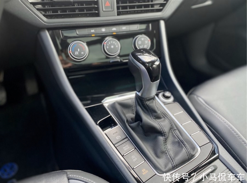  价格|大众速腾提车记，行驶质感不亚于中级车。全款优惠3.3万算便宜吗