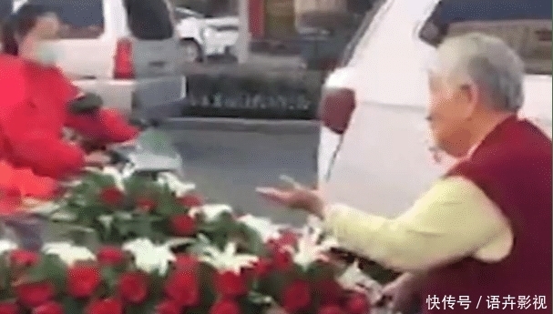 围堵|老人成群结队围堵婚车，不给红包不让走，知情人：有组织有预谋！