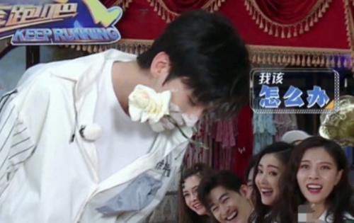  蔡徐坤|蔡徐坤节目上用嘴叼袜子，谁注意他扭头后的小举动嫌不嫌弃太明显