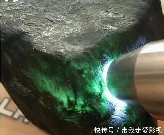  裂成|28000买的翡翠赌石，切开这个翡翠赌石里面裂成狗了