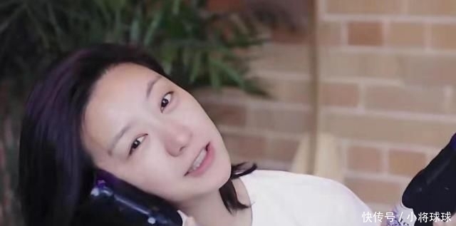 满面|这综艺节目摄像师毫无求生欲,女明星刚起床油头满面,直接怼脸拍