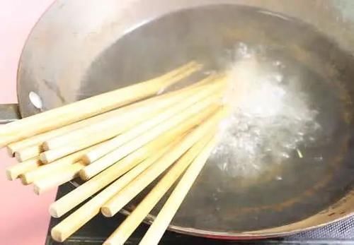 不用|筷子用清水洗,比不洗还脏学会一招,筷子一辈子不用换