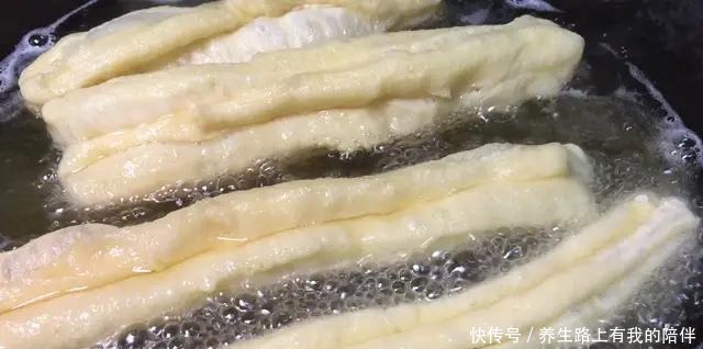 失败|炸油条有人用泡打粉,有人用酵母粉都不对,教你正确做法,零失败