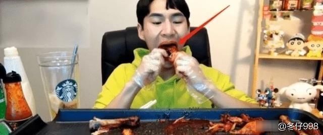 穿帮|大胃王吃58个“炸鸡腿,张开嘴瞬间穿帮了,网友骗三岁小孩吗