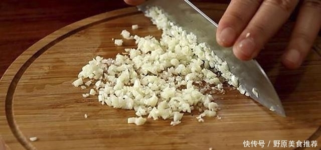  把面条|做豆角焖面，先煮面还是直接焖？其实都不如用这招，不粘还入味