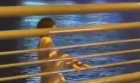 孩子|女子崩溃欲跳桥轻生，男子带孩子跪地苦苦哀求，下一秒绝望坠河