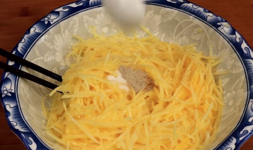 鸡蛋|土豆丝里打3个鸡蛋，太好吃了，我家一周吃5次，上桌就光
