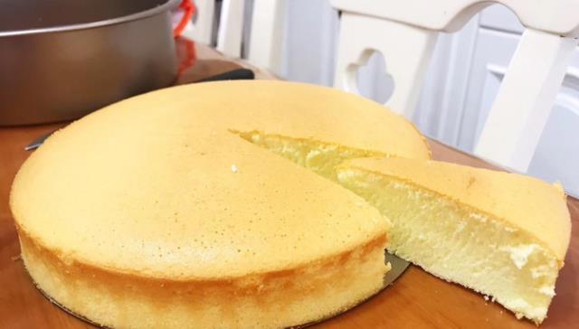 手艺|花2小时摊出一张大饼,电饭煲蛋糕“大赏”被网友手艺笑出腹肌