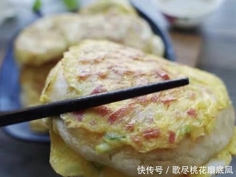 营养|3个鸡蛋,不揉面,简单一搅,做家人爱吃的鸡蛋饼,鲜美有营养