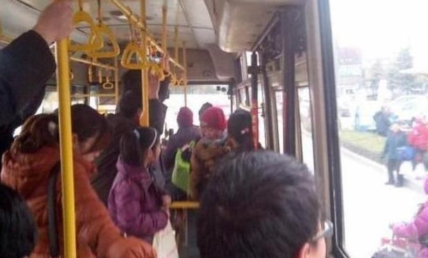 司机|公交上6岁男童逼一孕妇让座,司机听到男孩的理由后停车你下车