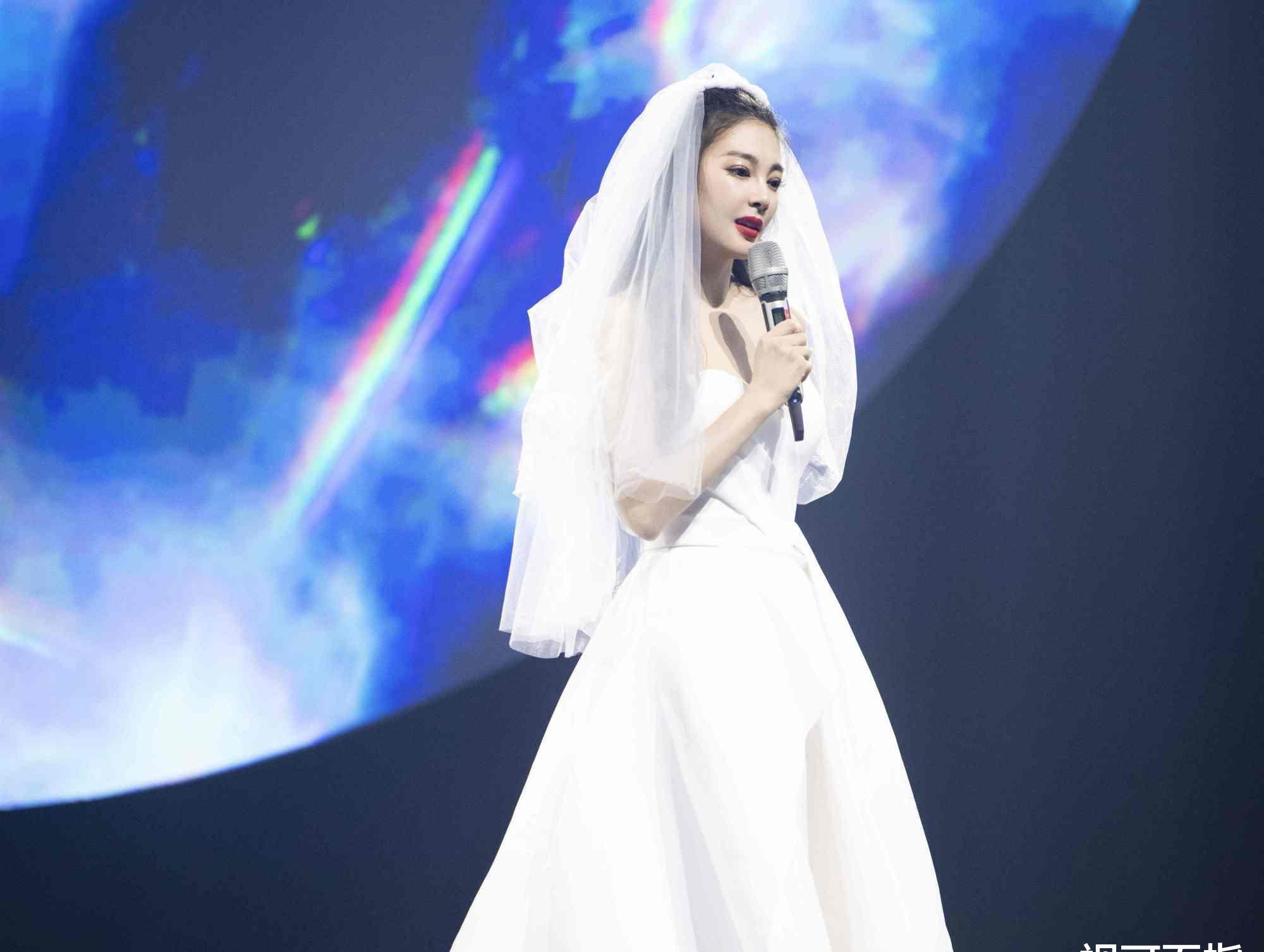  粉丝|《浪姐》起内讧？万茜和李斯两家粉丝因投票互撕，路人成遮羞布