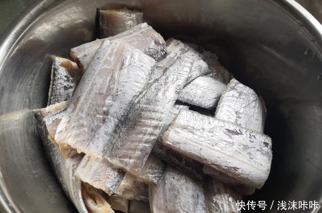 味道鲜美|创作开运礼油焖带鱼的正宗做法,色红油亮,汁浓如胶,味道鲜美