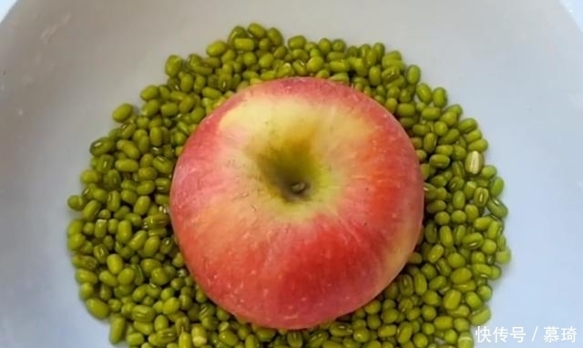 苹果|我家绿豆从不熬粥,加1个苹果,简单几步,上桌4碗不够吃,真解馋