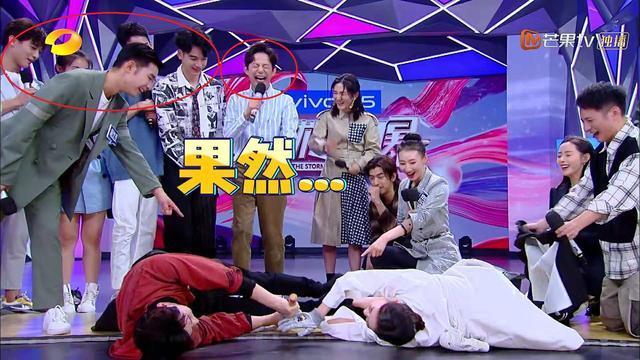 何炅|女星穿短裙在快本玩游戏,多次走光仍不换裤子,何炅只能闭上眼睛