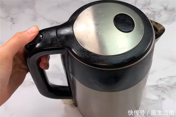 电热水壶|不管水壶水垢多脏多厚,教你简单方法,水垢一擦就掉,立马就干净
