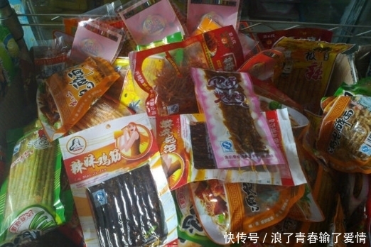 辣条|女子在超市买了辣条,看清楚辣条里面的东西后,当场选择报警
