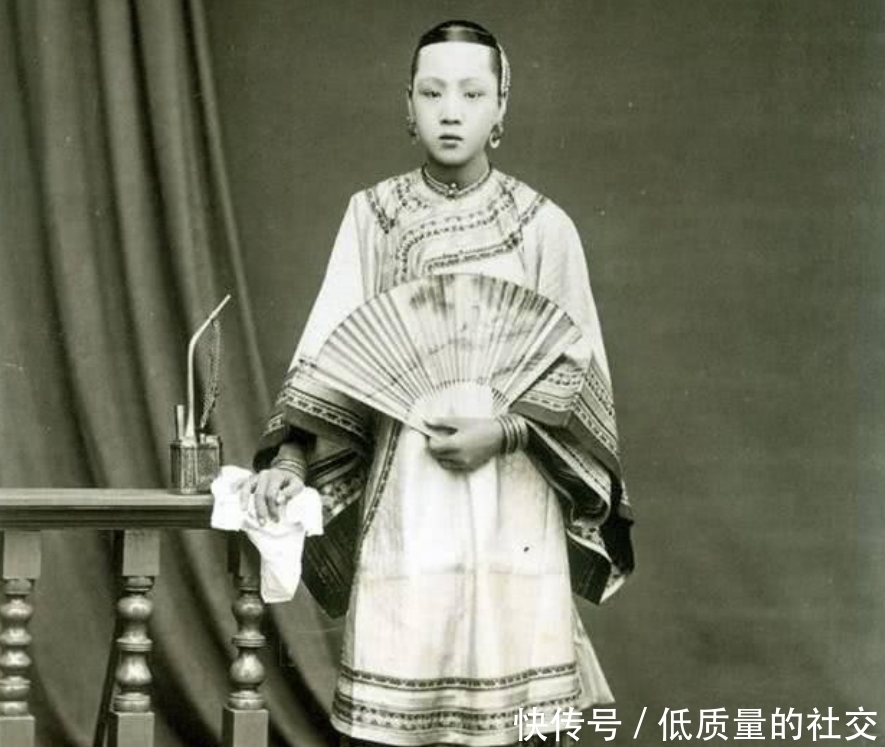 妻妾|晚清朝廷重臣李鸿章家族老照片:妻妾惊艳漂亮,儿孙清俊满堂!